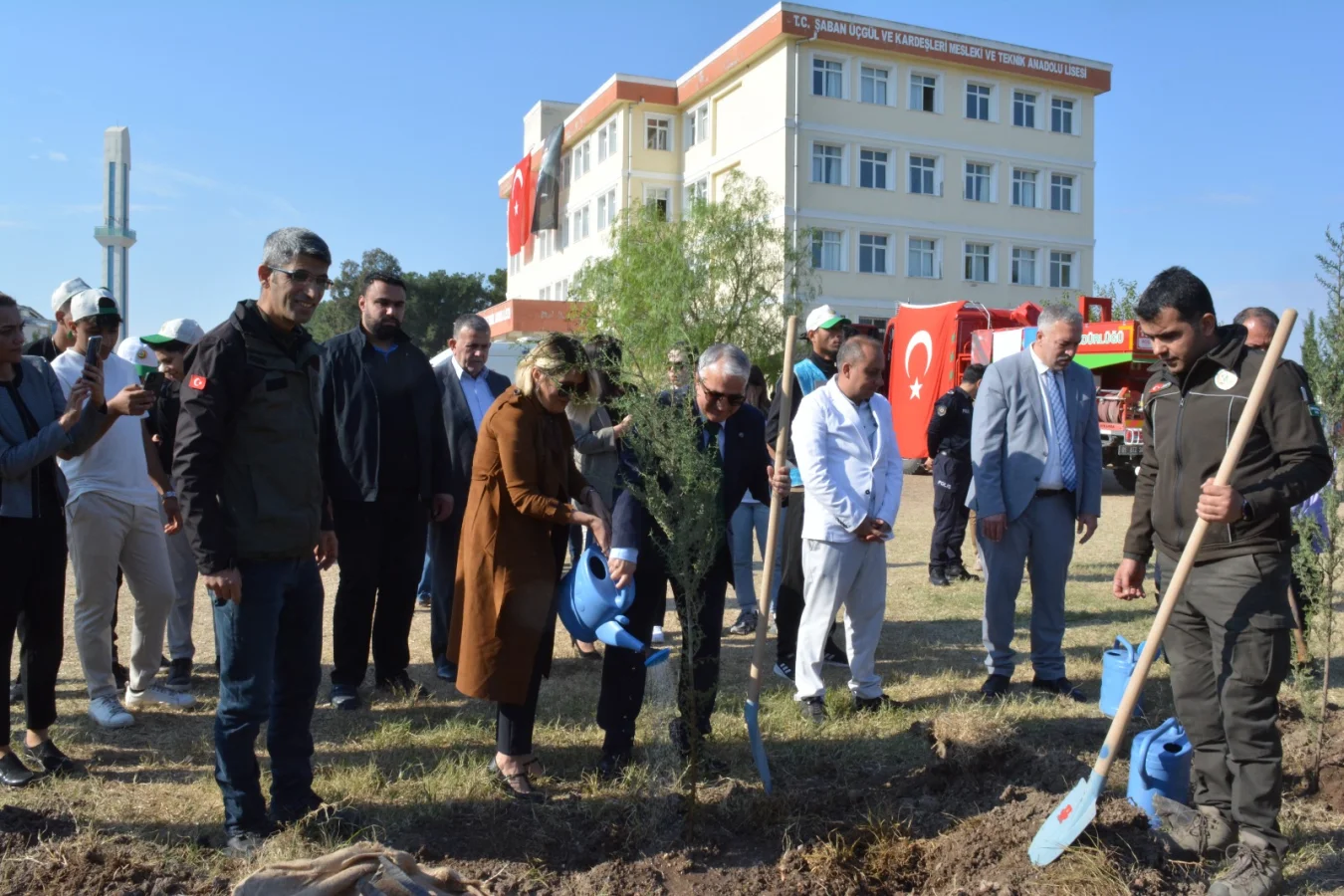 Ceyhan Kaymakamı ve Eşi, Gençlerle Birlikte Yeşile Umut Ekimine Katıldı