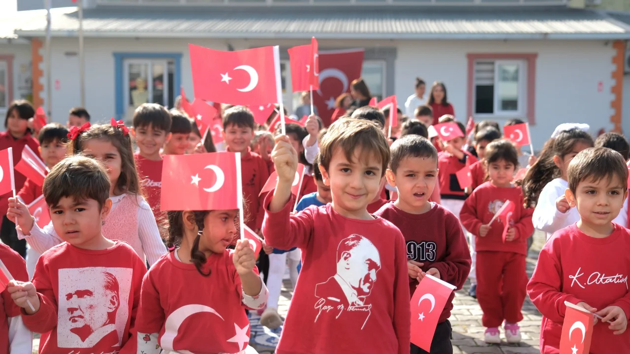 Ceyhan Belediyesi kreşlerinde ikinci dönem “bayrak sevgisi” temasıyla başladı 